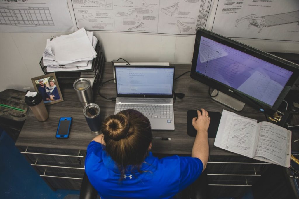 girl sitting at desk homeschooling tips