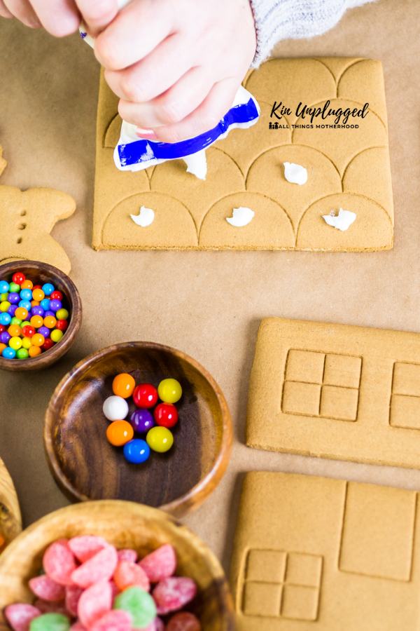 GINGERBREAD HOUSE DECOR