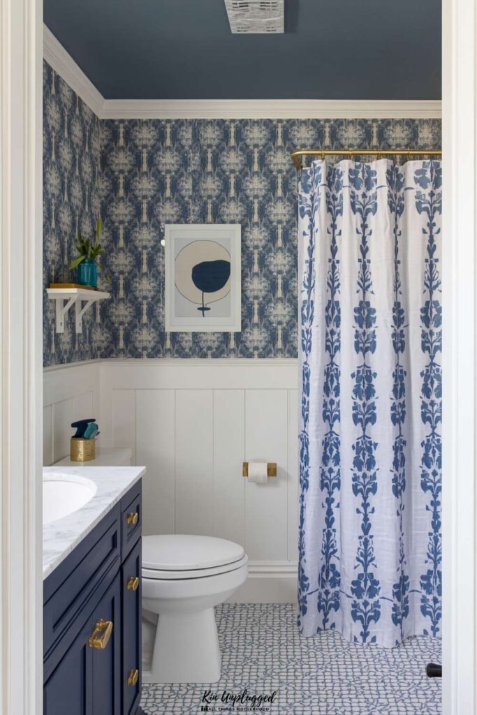 royal blue and white bathroom ideas